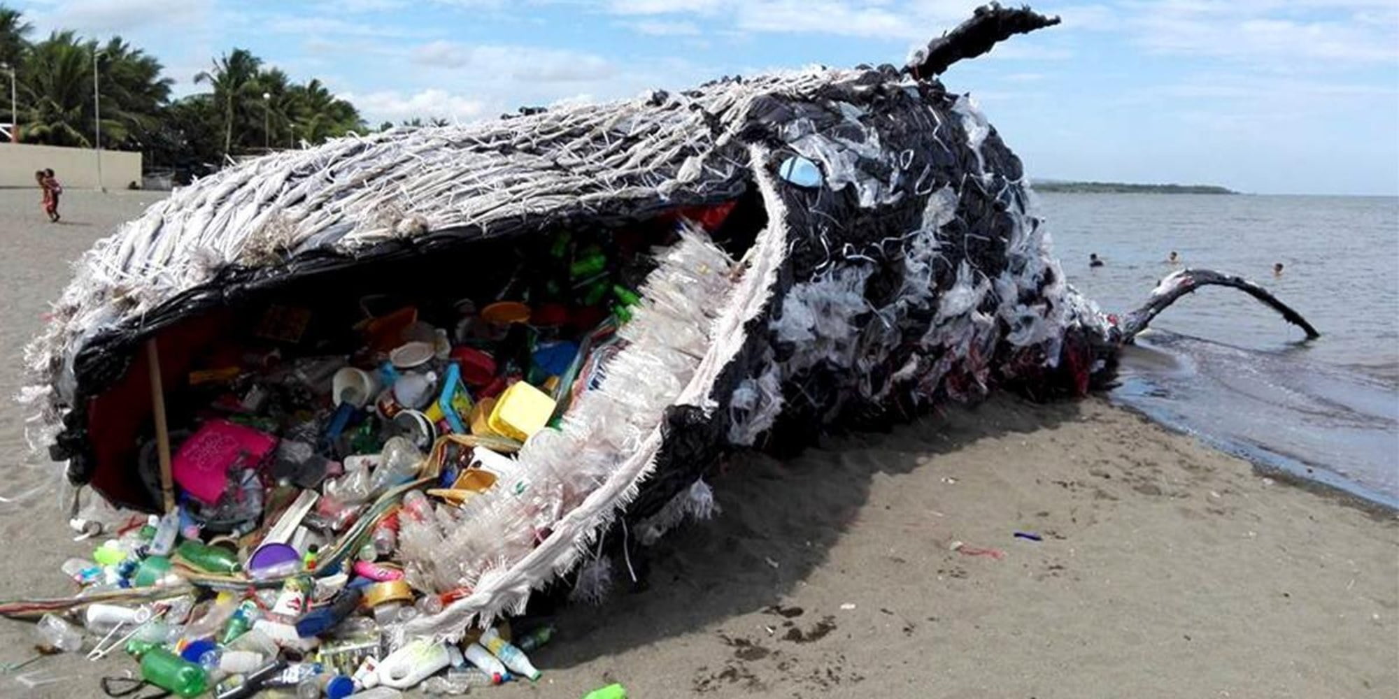 Risultati immagini per greenpeace installazione artistica balena plastica