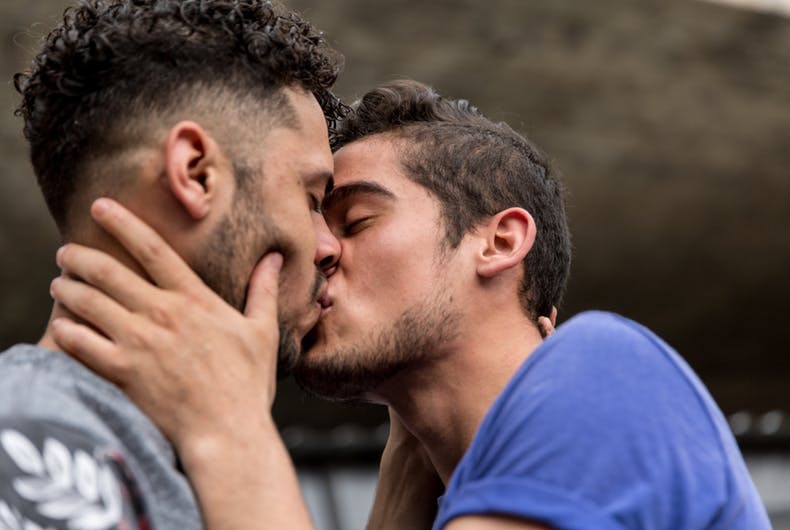 cacciato di casa perché gay