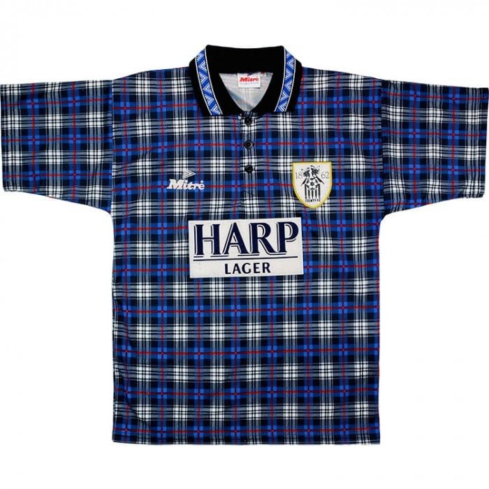 Più simile a un pigiama la maglia del Notts County
