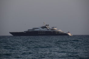 Componenti in alluminio anodizzato su uno yacht di lusso