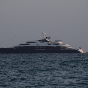 Componenti in alluminio anodizzato su uno yacht di lusso