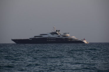 Componenti in alluminio anodizzato su uno yacht di lusso