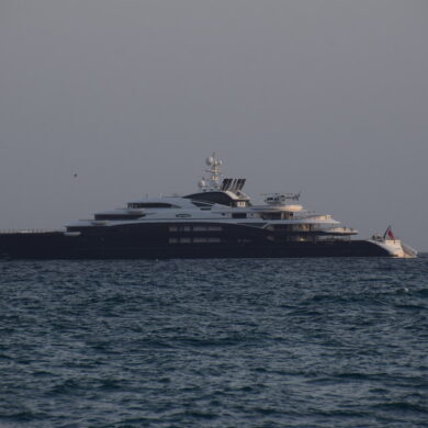Componenti in alluminio anodizzato su uno yacht di lusso