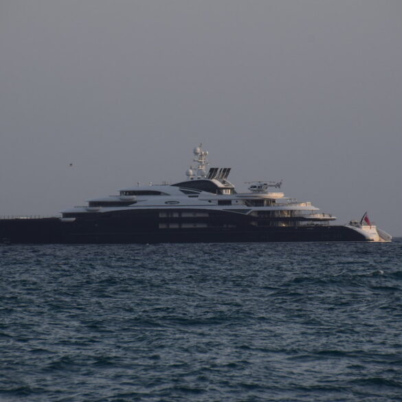 Componenti in alluminio anodizzato su uno yacht di lusso