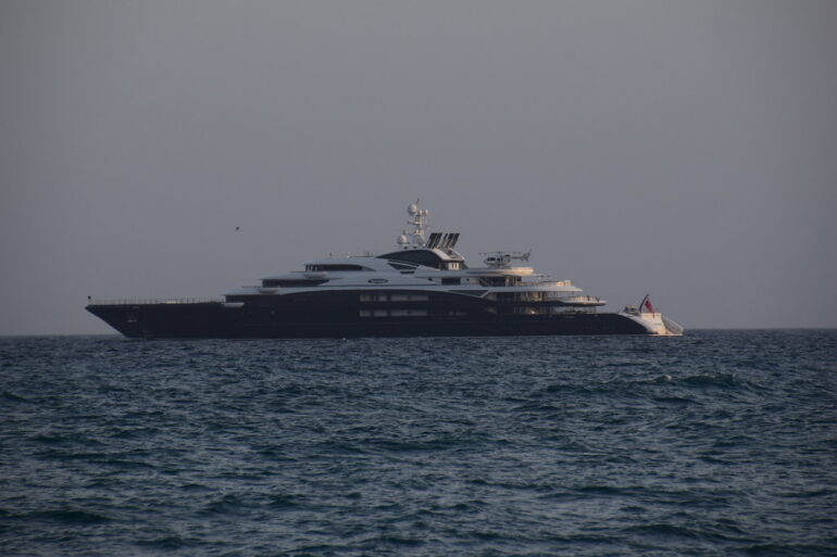 Componenti in alluminio anodizzato su uno yacht di lusso