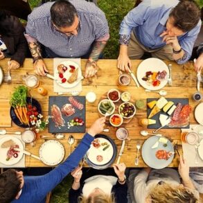 Amici riuniti in giardino per una festa estiva