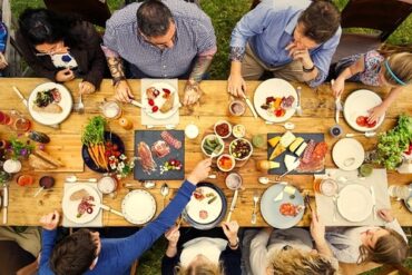 Amici riuniti in giardino per una festa estiva