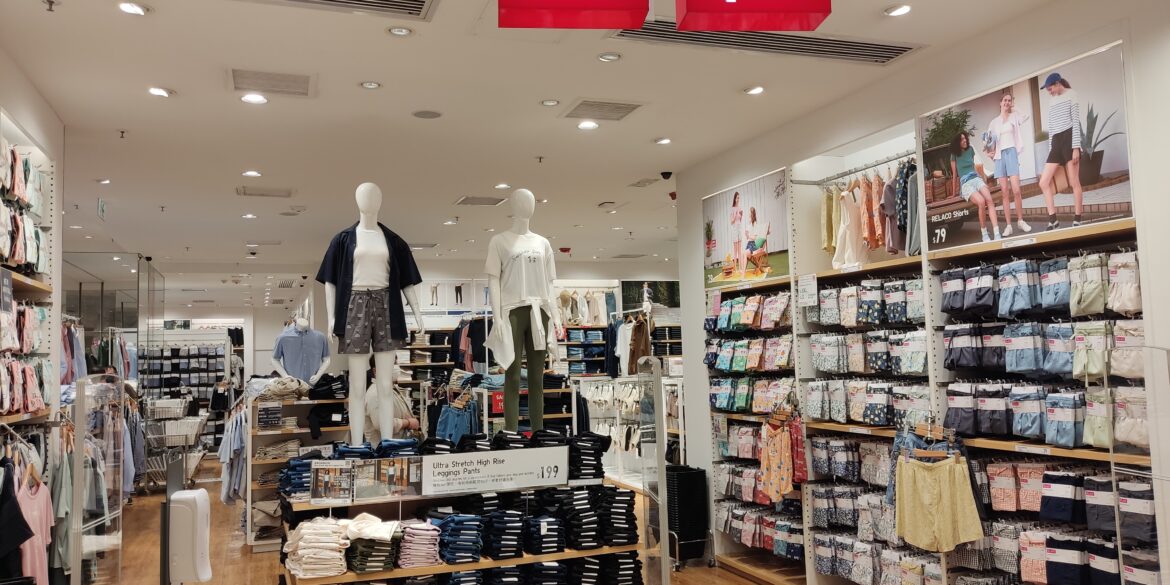 Visitatori fanno shopping tra le vetrine durante i saldi estivi