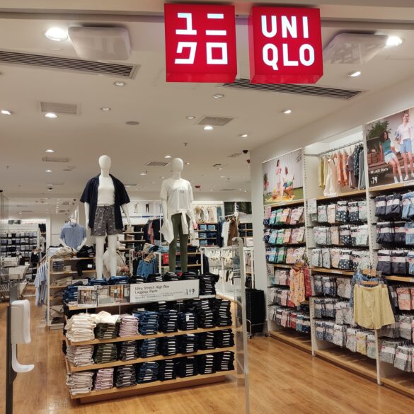 Visitatori fanno shopping tra le vetrine durante i saldi estivi
