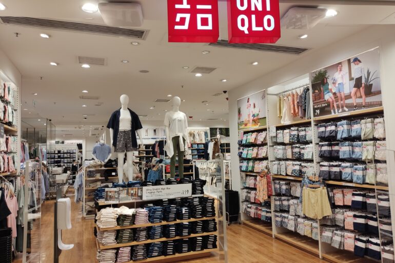 Visitatori fanno shopping tra le vetrine durante i saldi estivi